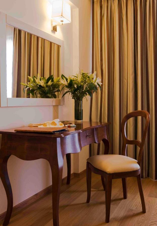 Valis Resort Hotel Volos Exterior foto A table with a chair