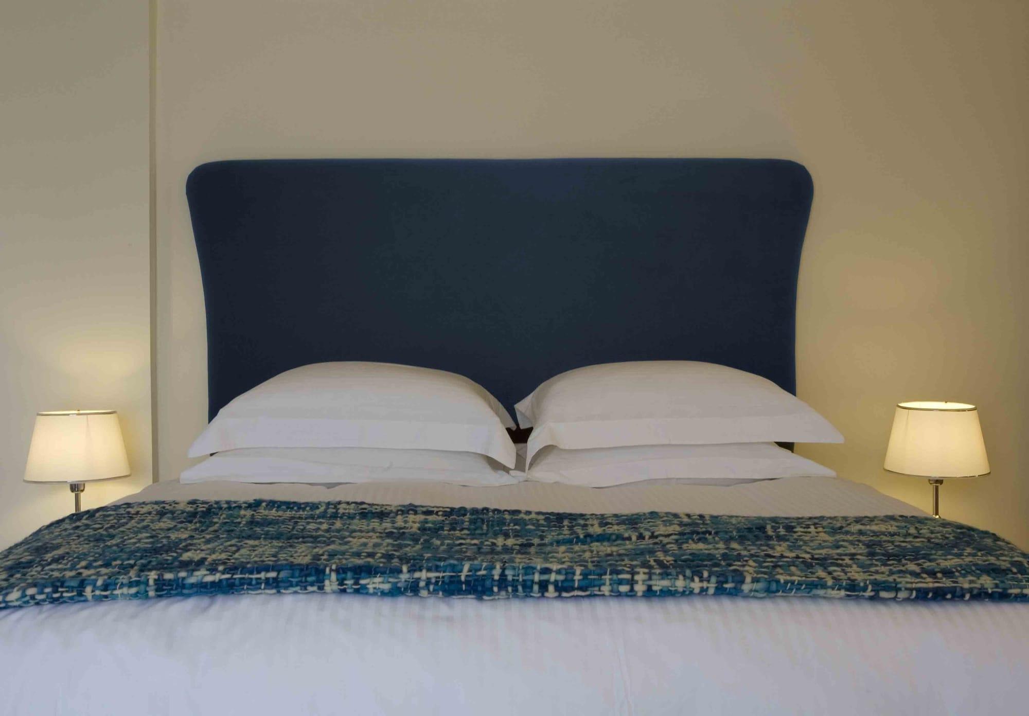 Valis Resort Hotel Volos Exterior foto A bed with a blue headboard