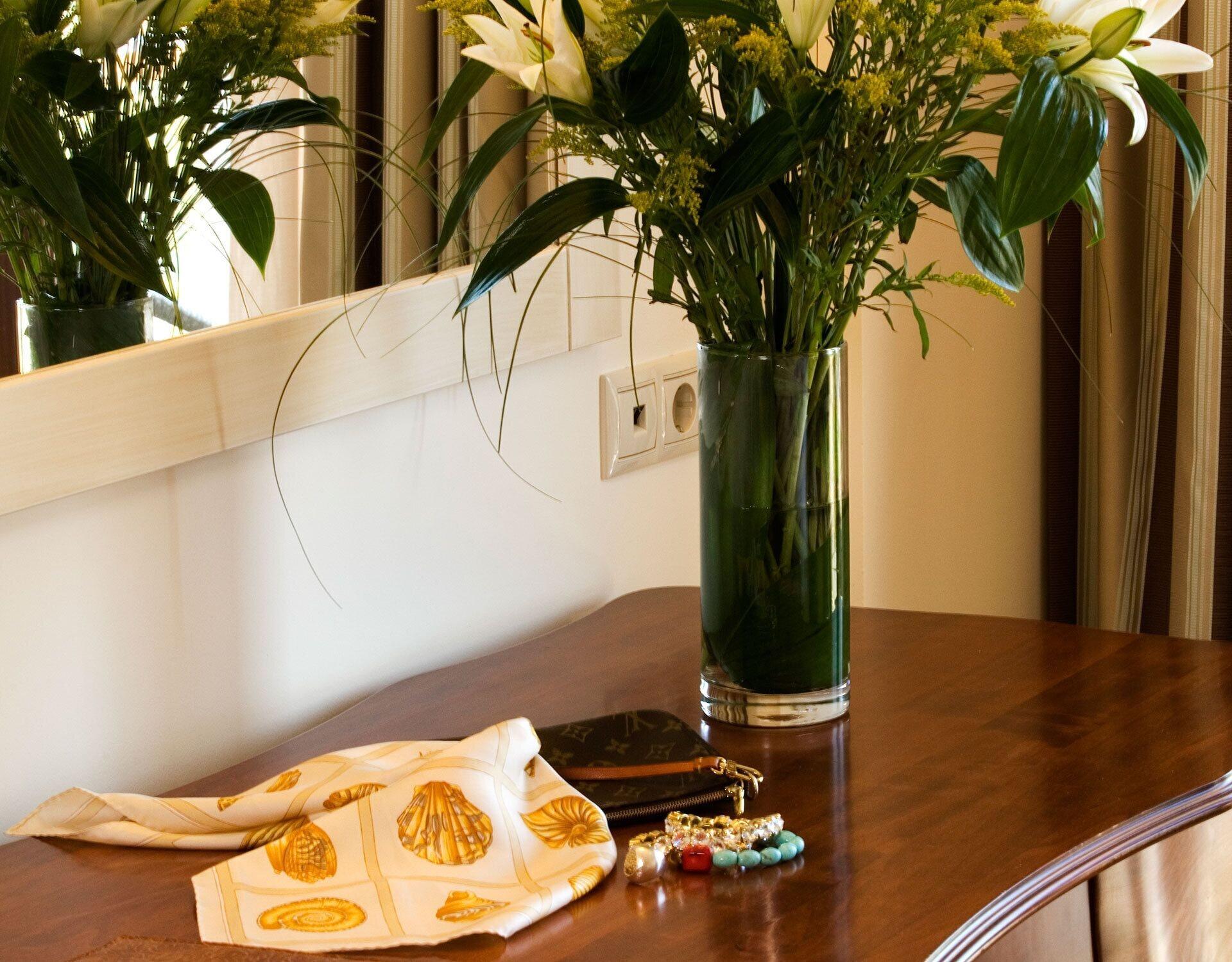 Valis Resort Hotel Volos Exterior foto A table with a vase of flowers